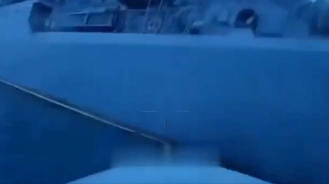 러 정보함 이반 후르스에 접근하는데 성공한 우크라 자폭무인정