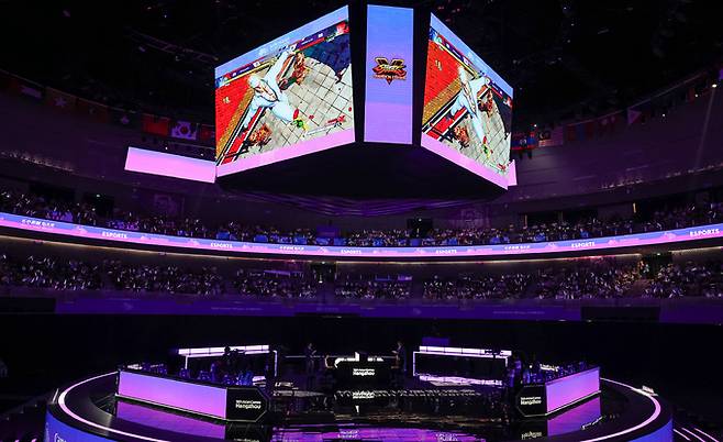 김관우가 28일 중국 항저우 베이징위안 생태공원 내 e스포츠 주경기장에서 열린 2022 항저우 아시안게임 '스트리트 파이터V' 결승 경기에서 대만 시앙 유린과 경기를 펼치고 있다. 뉴스1