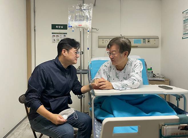 이재명 더불어민주당 대표가 28일 서울 중랑구 녹색병원에서 홍익표 원내대표와 면담을 하고 있다. 더불어민주당 제공