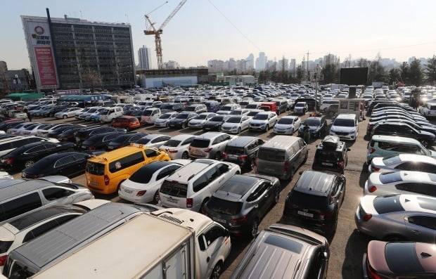 현대차그룹의 중고차 사업이 10월부터 개시되면 중고차 시장도 격변기를 맞을 것으로 예상된다. 장안동 중고차 매매단지의 모습. /연합뉴스