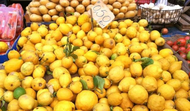 국내 중고차 시장은 지난해말 기준 40조원 규모로 성장했지만, ‘레몬마켓’의 불명예를 떨쳐 내지 못하고 있다. 레몬마켓은 정보 비대칭이 심해 저급품이 유통되는 시장을 겉은 예쁘지만 속은 매우 신 레못에 빗댄 말이다.