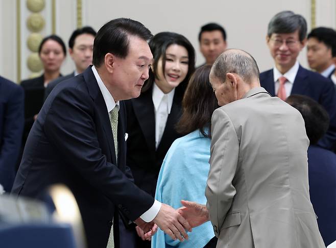 윤석열 대통령이 추석인 29일 청와대 영빈관에서 열린 원폭 피해 동포 오찬 간담회에 입장하며 참석자들과 인사하고 있다. ⓒ연합뉴스