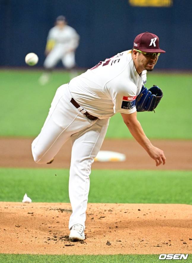 키움 후라도가 투구하고 있다.