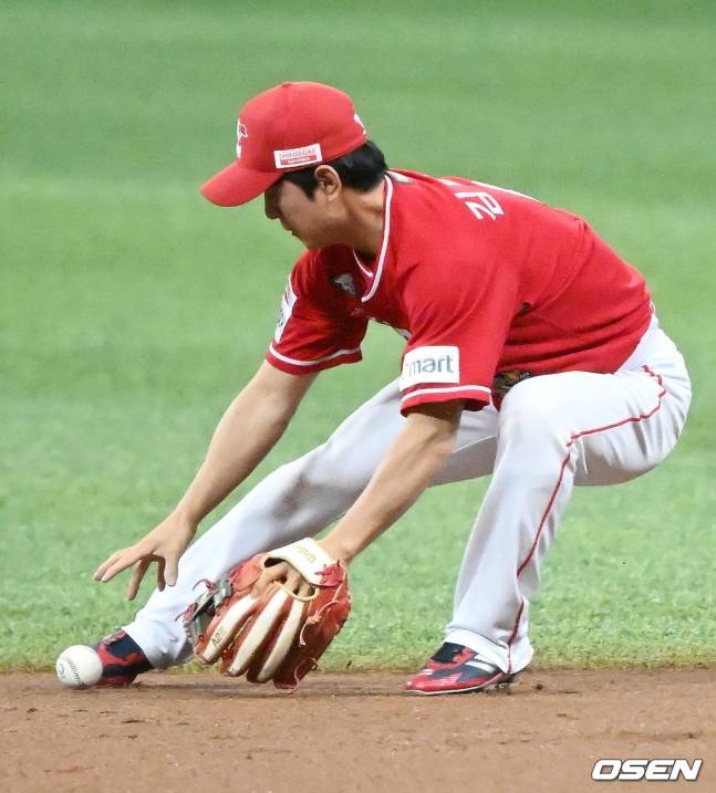 SSG 김성현이 공을 놓치고 있다.