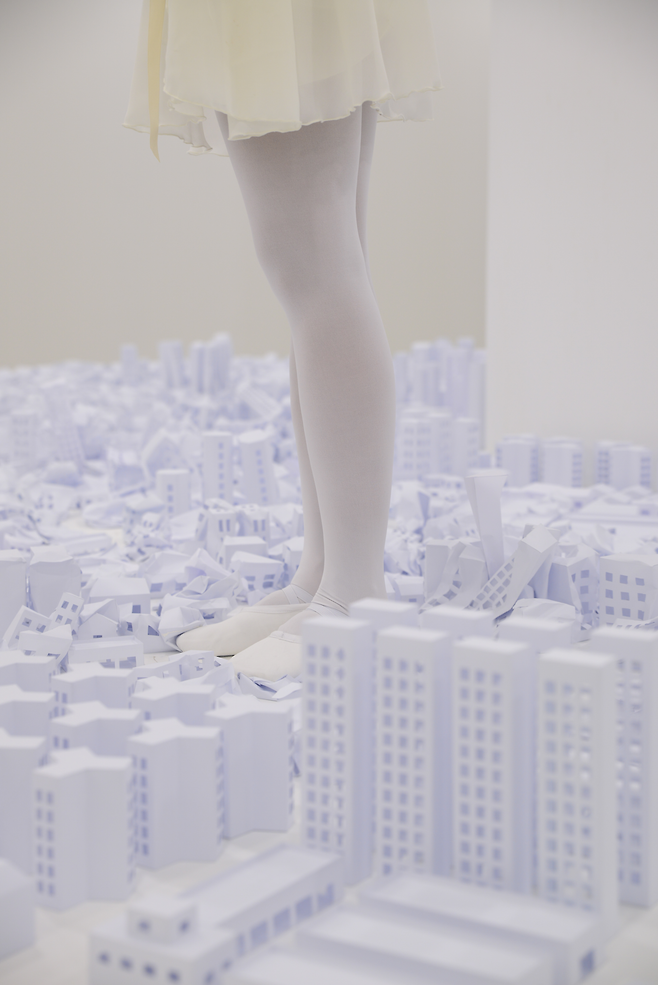 Dance on the city, 하태범, 가변설치, 종이, 퍼포먼스, 2023