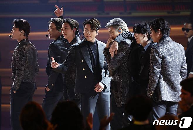 그룹 방탄소년단(BTS)이 3일(현지시간) 미 네바다주 라스베이거스의 MGM 그랜드 가든 아레나에서 열린 제64회 그래미 시상식에 참석해 '버터' 공연을 펼치고 있다. ⓒ 로이터=뉴스1 ⓒ News1 이동원 기자