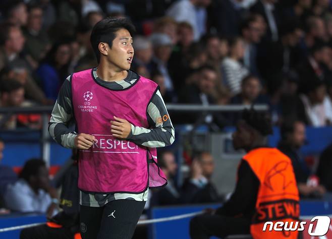 19일(현지시간) 프랑스 파리 파르크 데 프랭스에서 열린 파리 생제르맹(PSG) 대 보루시아 도르트문트(독일)의 유럽축구연맹(UEFA) 챔피언스리그 조별리그 F조 경기에서 PSG 이강인이 교체 투입 전 몸을 풀고 있다. 2023.9.20/뉴스1 ⓒ News1 이준성 기자