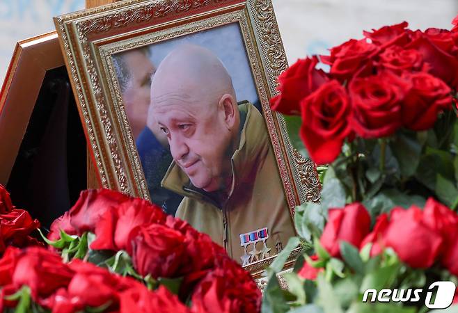 지난달 30일(현지시간) 러시아 상트페테르부르크의 포로홉스코예 묘지에서 비행기 추락 사고로 사망한 러시아 바그너 용병 그룹 수장 예브게니 프리고진의 묘지에 장미 꽃에 둘러 싸인 사진이 보인다. 2023.8.31 ⓒ 로이터=뉴스1 ⓒ News1 우동명 기자