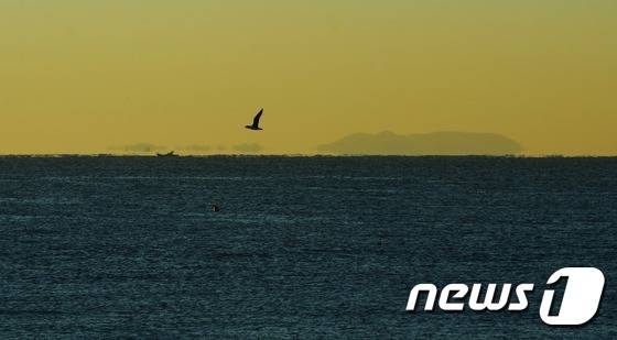 30일 오전 부산 해운대해수욕장 수평선 너머로 일본 영역 중 한반도와 가장 가까운 지역인 대마도(쓰시마섬)가 보이고 있다. 2016.12.30/뉴스1 ⓒ News1 여주연 기자