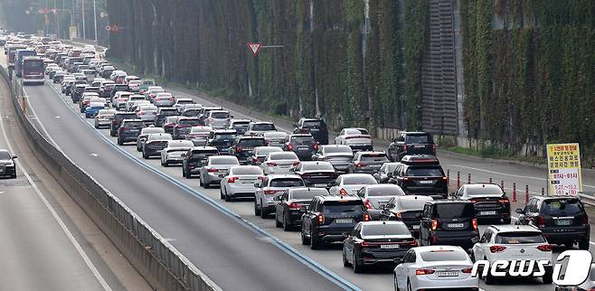 '6일간의 추석 황금연휴'가 시작된 28일 서울 양재IC 인근 경부고속도로가 귀성차량으로 정체를 빚고 있다. 2023.9.28/뉴스1 ⓒ News1 박지혜 기자