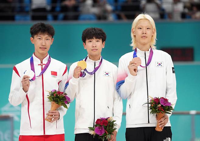 남자 롤러스케이트 EP 10000m에서 정병희(가운데)가 금메달, 최인호(오른쪽)가 동메달을 목에 걸렀다. 사진 | AP=연합뉴스
