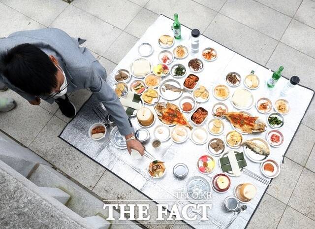 북한의 추석은 우리가 연휴를 보내는 것과 달리 단 하루만 쉬는 것으로 알려졌다. 북한에서는 추석보다는 사회주의 명절인 김일성 탄생일이 최대 명절이다. 2020년 추석이었던 10월 경기 파주시 임진각에서 탈북민 가족이 북녘을 향해 차례를 지내는 모습. /뉴시스