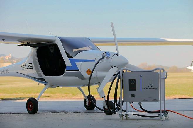 토프모빌리티가 연말에 도입하는 2인승 전기 비행기. 오른쪽은 이동식 충전기. 50분 충전해 50분간 비행할 수 있다. /토프모빌리티 제공