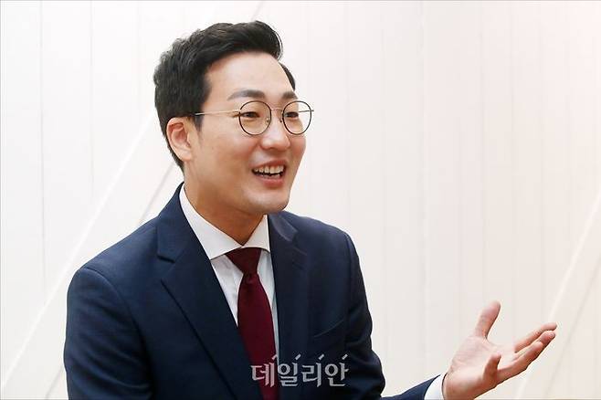 이동석 전 대통령실 행정관이 서울 여의도 국회의사당 인근에서 데일리안과 인터뷰를 갖고 있다. MBN 정치부 기자 출신인 이 전 행정관은 지난 6월 대통령실을 사직한 뒤, 지난 10일에는 충북 충주 더 베이스 호텔에서 '바로 서는 충주' 출판기념회를 열었다. ⓒ데일리안 홍금표 기자