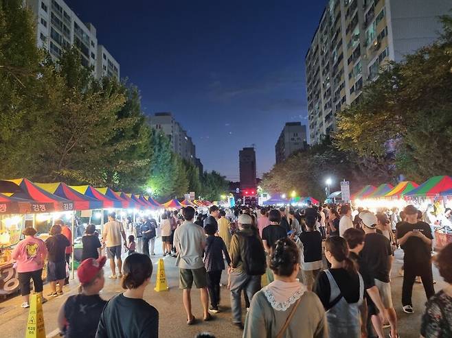 지난 17일 열린 인천의 한 아파트 야시장. 단지 내 거리에 사람들이 가득 찼다. 김가윤 기자