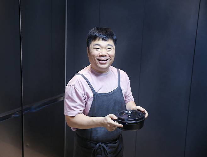 ’옥주부’ 정종철이 주방에서 냄비를 든 모습. ‘박미향 기자 a href=\"mailto:mh@hani.co.kr\"mh@hani.co.kr/a