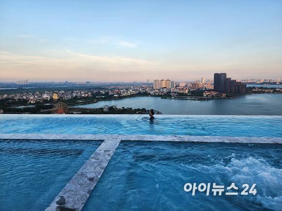 'L7 바이 롯데 웨스트레이크 하노이' 인피니티풀 전경. [사진=구서윤 기자]