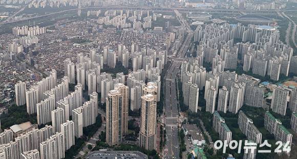서울 잠실 롯데월드타워 전망대에서 바라본 아파트 전경.