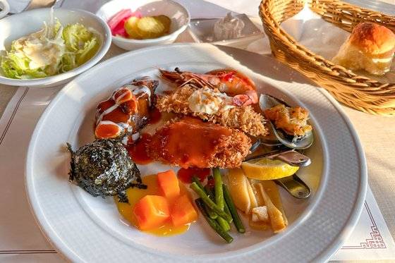 돈까스, 소고기 부챗살 스테이크, 생선까스 등을 함께 맛볼 수 있는 예전 정식. 샐러드와 빵, 수프도 내준다.