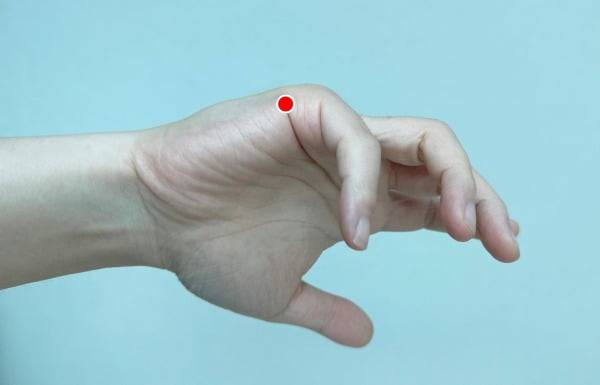 후계혈 지압법. /사진=자생한방병원 제공