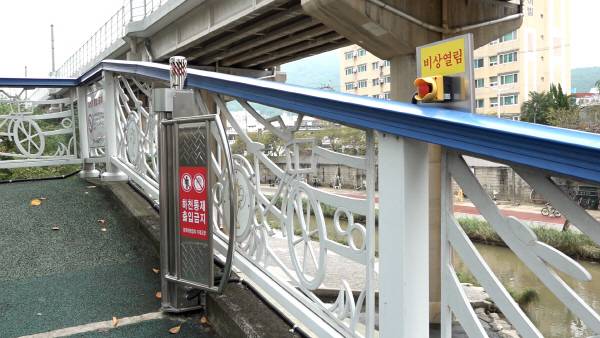 출입로 차단문 옆 비상 열림 버튼. 사진=오미래PD