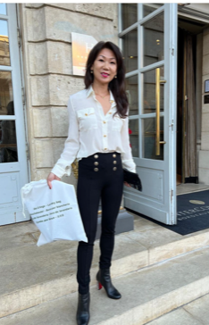 제임스 서클링의 아내 마리 김 서클링.  그의 오른손에는 2병의 제임스 서클링 100점 와인이 들려 있다. 제임스 서클링 인스타그램 캡쳐.