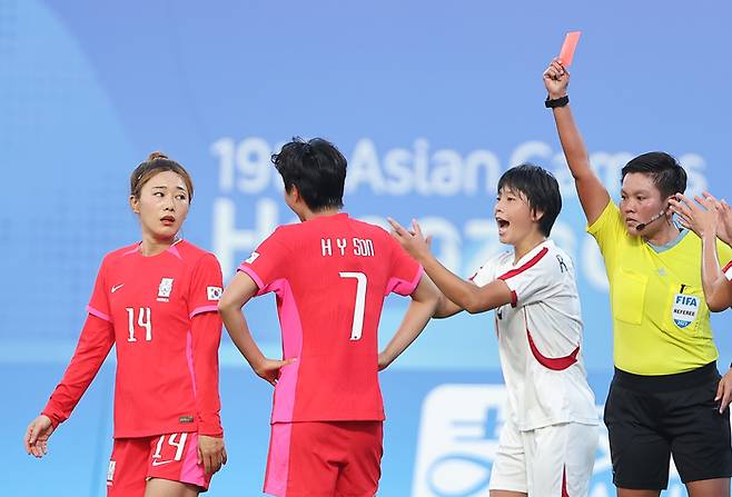30일 중국 원저우 스포츠센터 스타디움에서 열린 2022 항저우 아시안게임 여자축구 8강전 한국과 북한의 경기 전반 41분 대한민국 손화연이 퇴장을 당하고 있다. 연합뉴스