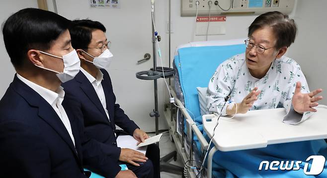 (서울=뉴스1) 이승배 기자 = 이재명 더불어민주당 대표가 28일 오전 서울 중랑구 녹색병원에서 조정식 사무총장, 이해식 사무부총장과 강서구청장 보궐선거 관련 대화를 하고 있다. (공동취재) 2023.9.28/뉴스1 Copyright (C) 뉴스1. All rights reserved. 무단 전재 및 재배포, AI학습 이용 금지.