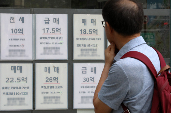 30일 한국건설산업연구원에 따르면 올들어 7월까지 수도권 아파트의 30대 구매 비중이 30%를 넘어섰다. 전국 기준 지금까지 아파트 매입 비중이 가장 높았던 40대를 넘어선 결과다. 주택시장 경착륙 방지를 위한 정부의 규제완화책이 30대의 '내 집 마련' 욕구에 불을 붙였다는 분석이 나온다./사진=뉴스1