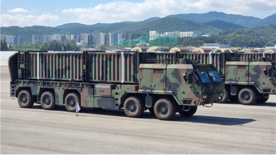 고위력 현무-4 미사일 이동식발사차량(TEL) 뒤쪽 방염판이 현무-2C 화염편항장치 방염판에 비해 훨씬 두텁고 커 보인다.  연합뉴스