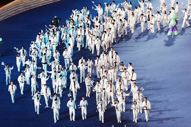 23일 오후 중국 항저우 올림픽 스포츠센터 스타디움에서 열린 2022 항저우 아시안게임 개회식에서 대한민국 선수단이 16번째로 입장하고 있다. [연합]