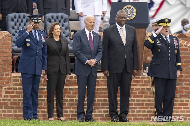 [메이어 기지=AP/뉴시스]왼쪽부터 신임 미 합참의장 브라운 주니어 공군 대장, 해리스 미 부통령, 바이든 미 대통령, 오스틴 국방장관, 밀리 전 합참의장이 29일(현지시간) 버지니아주 메이어 기지에서 열린 합참의장 이취임식에 참석했다.