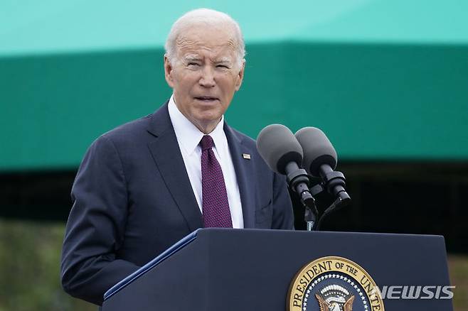 [포트마이어=AP/뉴시스] 조 바이든 대통령은 하원이 예산안 처리 관련 해법을 찾지 못한 상태에서 케빈 매카시 하원의장이 공화당 내 극우 성향 의원들과 "끔찍한 흥정을 하고 있다"고 비판했다고 더힐이 29일(현지시간) 보도했다. 사진은 바이든 대통령이 이날 버지니아주 포트마이어에서 열린 합참의장 이취임식에 참석해 발언하는 모습. 2023.09.30.