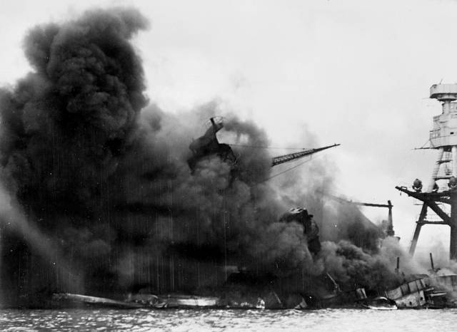 ▲ 1941년 12월7일 일본의 진주만 공습으로 화염에 휩싸인 전함 USS 애리조나. 일본은 이보다 앞선 1941년 11월5일 어전회의에서 미국과의 전쟁을 최종 결의했다. ⓒ위키미디어