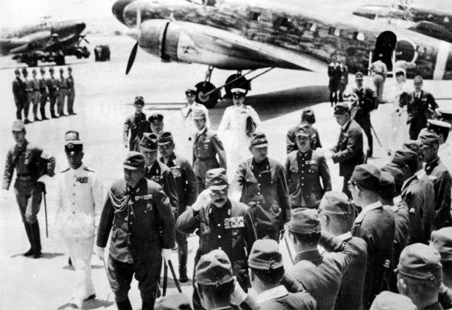 ▲ 4. 1943년 4월 필리핀 마닐라 공항에 내린 도조 히데키 총리. 일본은 잇단 해전에서의 패배로 태평양 제해권을 잃었다. ⓒ위키미디어