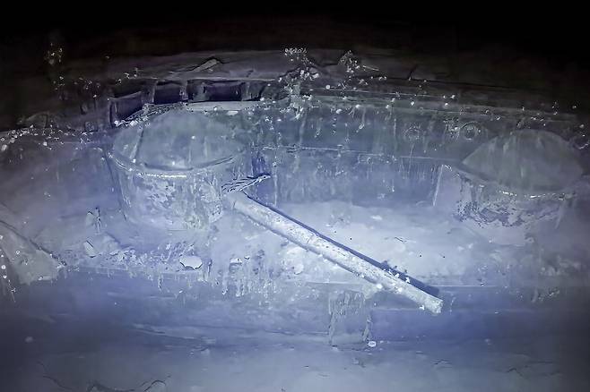 일본 항공모함 가가함의 갑판에 설치된 대형 함포가 선명하게 보인다. AP 연합뉴스