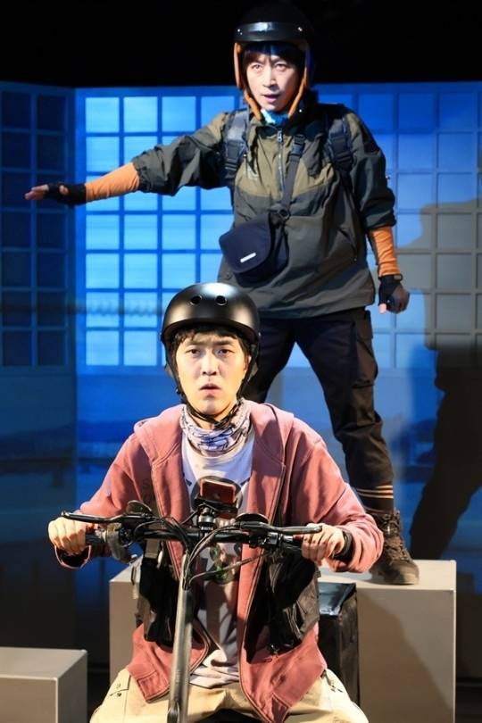 늘찬(앞)은 일상에서 늘 볼 수 있는 배달 기사이고 리키(뒤)는 라이더들의 권리를 보호하고자 하는 인물이다. 드림플레이 테제21 제공