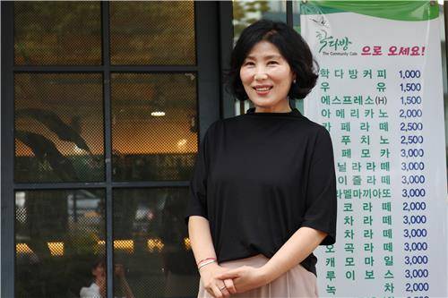 바리스타 봉사하는 김미경 씨 [촬영 나보배]