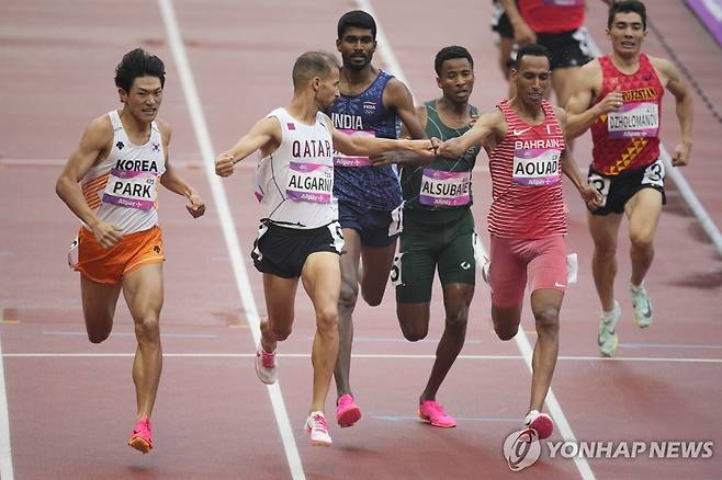 박종학, 육상 남자 1,500ｍ 결선 진출 (항저우 AP=연합뉴스) 박종학(왼쪽)이 30일 중국 저장성 항저우 올림픽 스포츠센터에서 열린 2022 항저우 아시안게임 육상 남자 1,500ｍ 예선 2조에서 가장 먼저 결승선을 통과하고 있다.