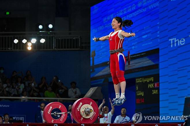 날아오르는 북한 강현경 (항저우 AFP=연합뉴스) 북한 강현경이 30일 중국 저장성 항저우 샤오산 스포츠센터에서 열린 2022 항저우 아시안게임 역도 여자 55㎏급에서 우승한 뒤 펄쩍 뛰며 기뻐하고 있다.