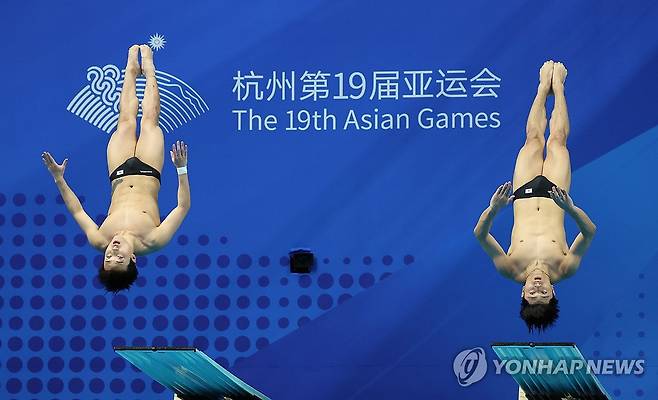 우하람-이재경 '똑같이' (항저우=연합뉴스) 김인철 기자 = 30일 중국 항저우 올림픽 스포츠센터 수영장에서 열린 19회 항저우 아시안게임 다이빙 남자 싱크로 3m 스프링보드 결승에서 우하람-이재경이 연기하고 있다. 2023.9.30 yatoya@yna.co.kr