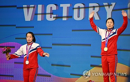 역도에서 금메달을 딴 북한팀 강현경(오른쪽)과 은메달의 리수연 [AFP=연합뉴스]