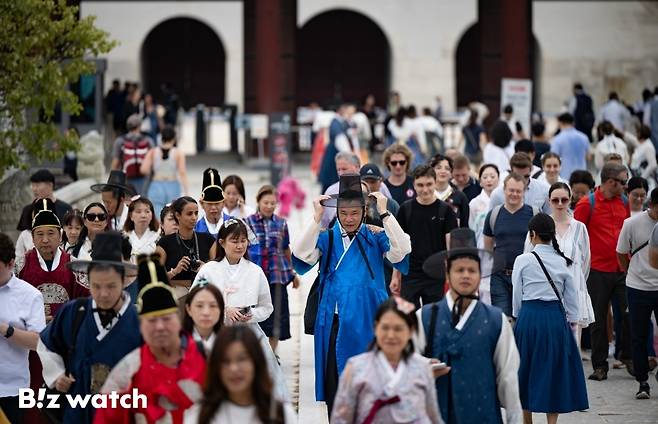 추석 명절연휴를 사흘 앞둔 25일 서울 경복궁에 많은 관광객 인파가 몰리고 있다./사진=이명근 기자 qwe123@