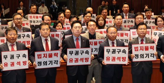 김기현 국민의힘 대표와 윤재옥 원내대표 등이 지난달 27일 국회에서 열린 의원총회에서 더불어민주당 이재명 대표 영장 기각 규탄 구호를 외치고 있다.(사진=연합뉴스 제공)