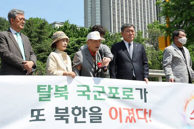 한국전쟁 때 북한에 잡혔다가 탈북한 국군 포로 김성태씨가 지난 5월 8일 오전 북한을 상대로 한 손해배상 소송에서 승소 후 서울 서초동 법원삼거리에서 열린 기자회견에서 소감을 말하고 있다. (사진=연합뉴스)