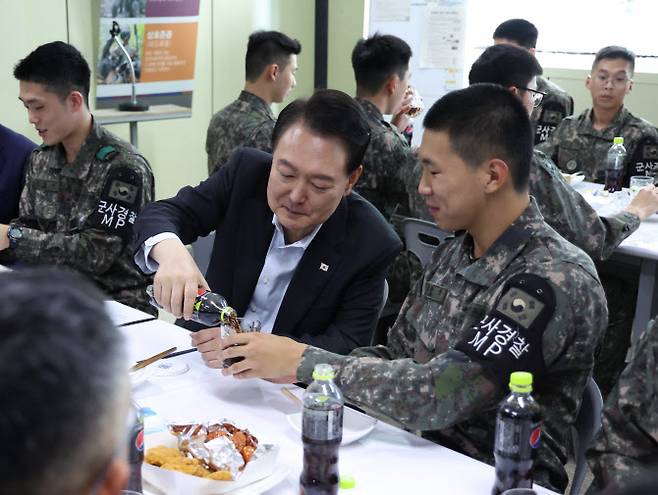 윤석열 대통령이 추석 연휴 중인 1일 경기도 연천군 육군 제25사단의 한 소초에서 열린 장병들과의 간담회에서 병사에게 직접 콜라를 따라 주고 있다. (사진=연합뉴스)