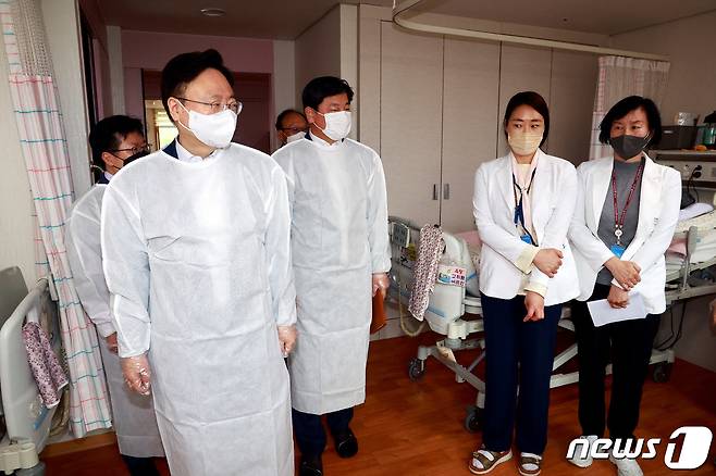 조규홍 보건복지부 장관이 29일 서울 강남구 헌릉로 국민건강보험공단 서울요양원을 방문해 간호‧돌봄 현장 점검 및 종사자들을 격려하고 있다. (보건복지부 제공) 2023.4.29/뉴스1 ⓒ News1 김진환 기자