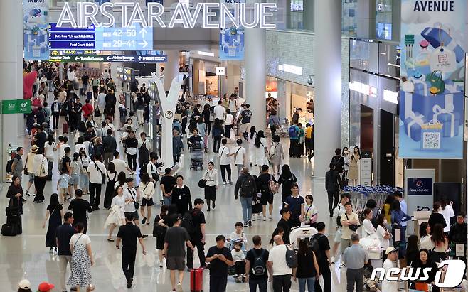 민족대명절 추석인 29일 오후 인천국제공항 제1여객터미널 출국장이 이용객들로 북적이고 있다. 인천국제공항공사는 추석 연휴 기간인 이날부터 다음 달 3일까지 총 7일간 121만3000명, 하루 평균 17만3000명이 공항을 이용할 것으로 내다봤다. 2023.9.29/뉴스1 ⓒ News1 김진환 기자