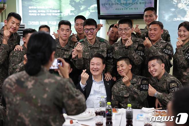 윤석열 대통령이 국군의 날인 1일 경기 연천군에 위치한 육군 제25사단을 찾아 장병들과 기념 촬영하고 있다. (대통령실 제공) 2023.10.1/뉴스1 ⓒ News1 안은나 기자