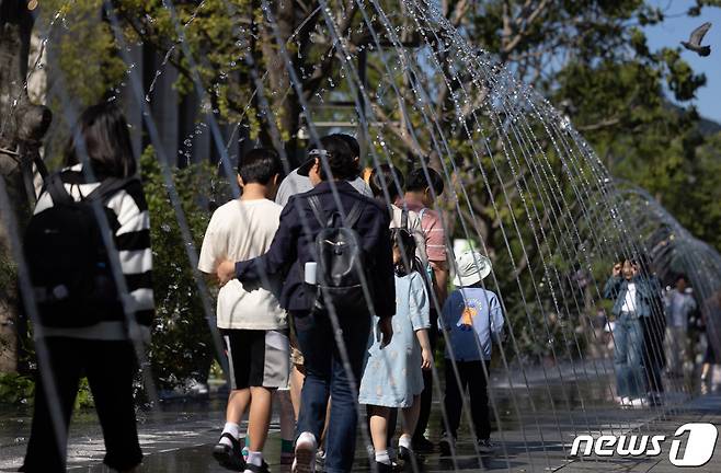 추석 연휴인 1일 오후 서울 세종대로 광화문광장을 찾은 시민들이 여유로운 시간을 보내고 있다. 2023.10.1/뉴스1 ⓒ News1 이재명 기자